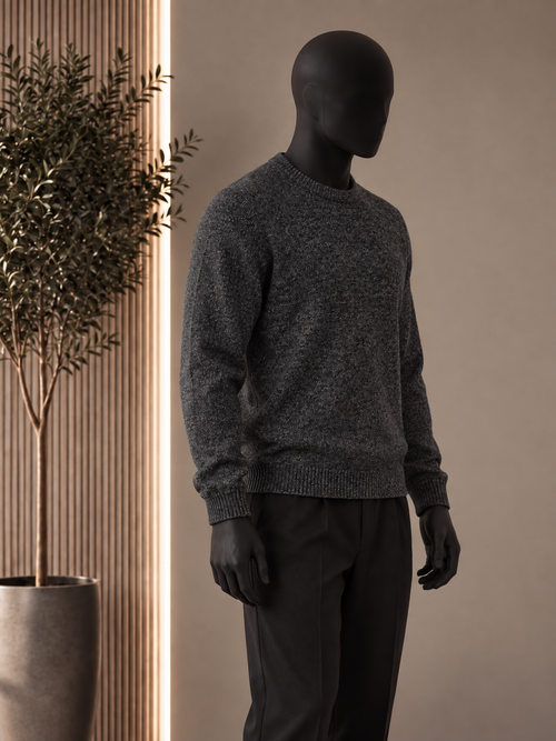 Maglione New Mentality nero su manichino - tre-quarti - visualizzazione AI
